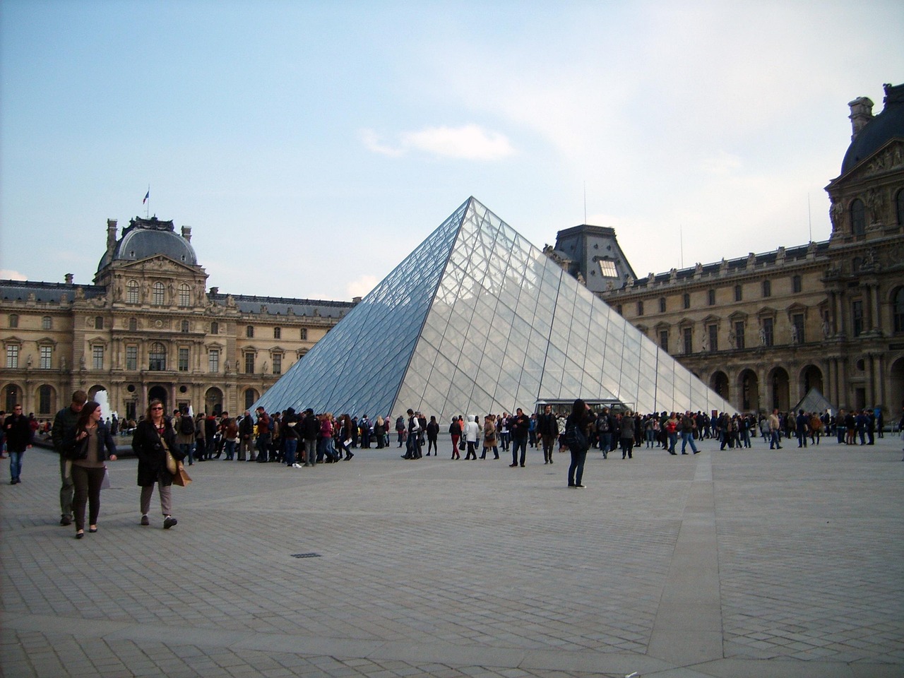 O Louvre é o museu mais visitado do mundo e a pirâmide desempenha papel essencial nesse intenso fluxo. Ao centralizar a entrada, ela organiza melhor o acesso dos milhões de turistas que chegam todos os anos. O hall subterrâneo iluminado pela pirâmide distribui os visitantes para diferentes alas do museu, reduzindo filas e tornando, portanto, a visita mais agradável.

