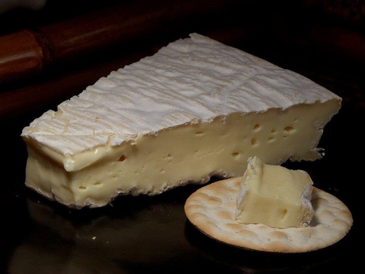 A característica mais marcante do brie é sua casca branca e aveludada, formada durante a maturação pela ação do fungo benéfico Penicillium camemberti (também conhecido como Penicillium candidum). Esse fungo é aplicado de forma controlada e totalmente segura.