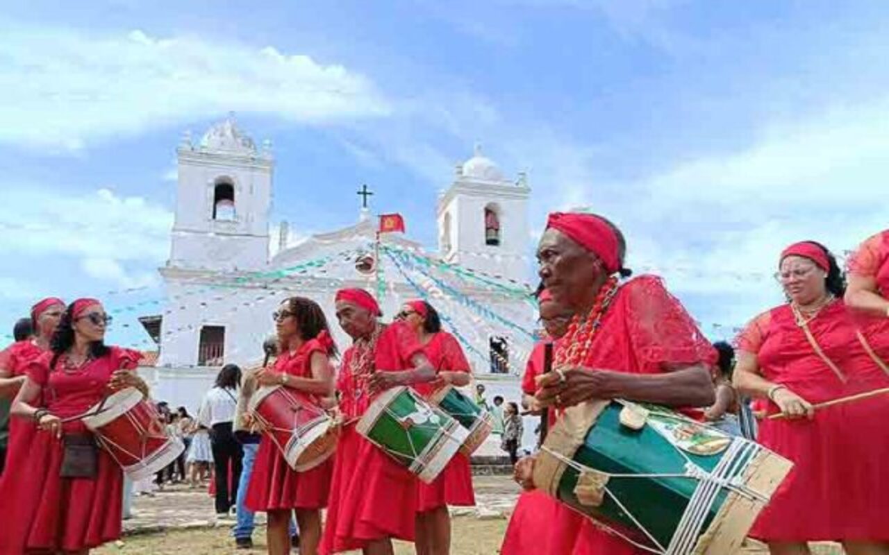 Além do patrimônio arquitetônico, Alcântara guarda forte herança cultural afro-brasileira. A cidade possui a maior proporção de população quilombola do Brasil, com 84,6% de seus moradores autodeclarados (cerca de 15 mil pessoas). São dezenas de comunidades descendentes de escravizados que mantêm tradições vivas até hoje. 
