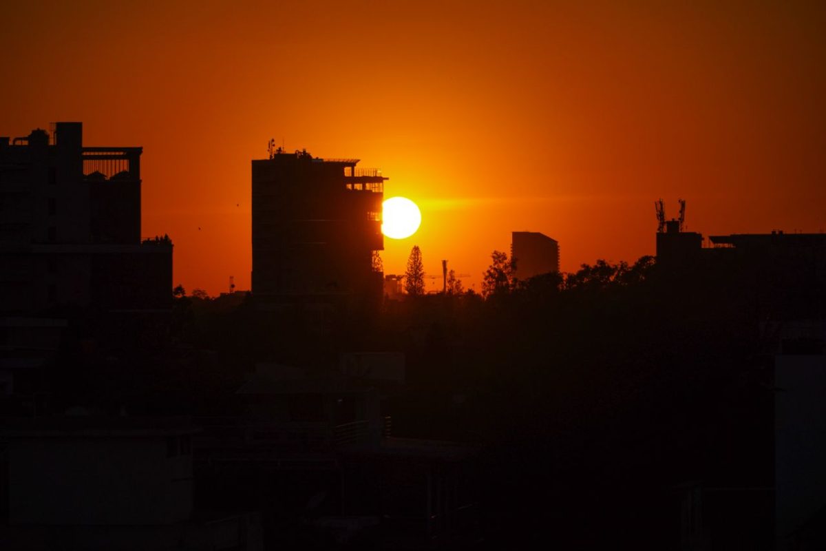 Cientistas alertam que ondas de calor cada vez mais frequentes e duradouras podem provocar milhares de mortes adicionais em Uttar Pradesh nas próximas décadas, especialmente entre idosos, trabalhadores expostos ao sol e famílias sem acesso a sistemas de refrigeração. Para os moradores de Banda, entretanto, a convivência com o calor faz parte da vida há gerações.