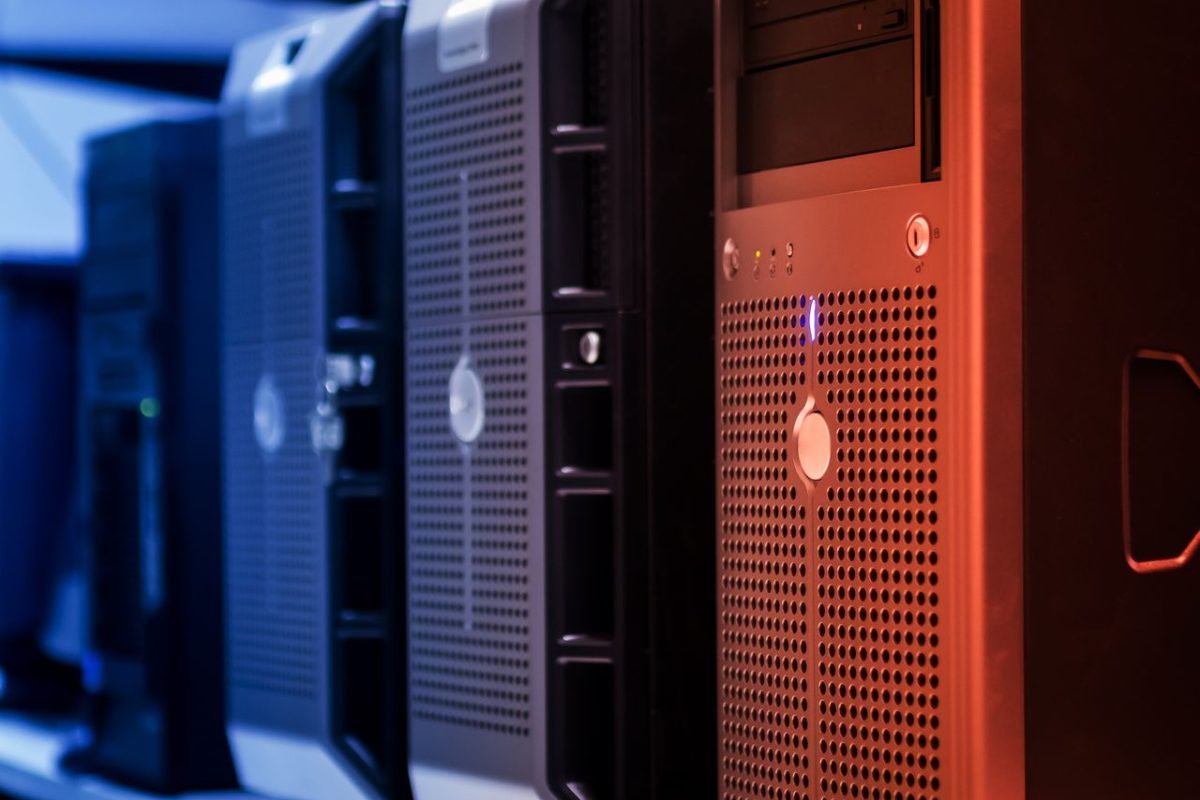 Empresas do setor descrevem os PCs com IA como uma nova geração de computadores capazes de realizar tarefas relacionadas à inteligência artificial sem depender constantemente da internet ou de servidores remotos. Em vez de enviar todas as solicitações para grandes centros de processamento de dados, essas máquinas conseguem executar parte das operações localmente, oferecendo respostas mais rápidas e reduzindo a necessidade de conexão contínua com serviços externos. -  (crédito: Pexels/panumas nikhomkhai)