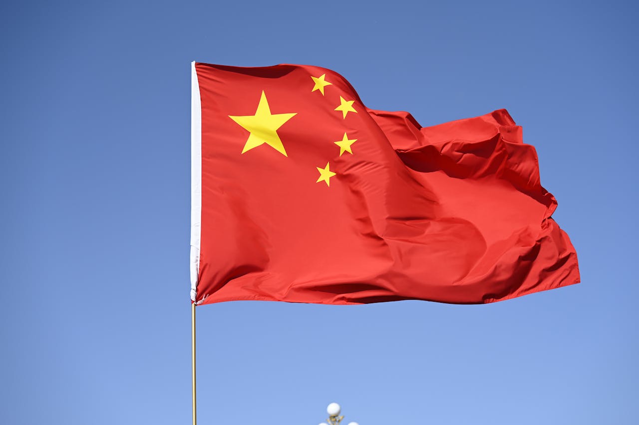 As ações anunciadas fazem parte das prioridades chinesas para os próximos anos e incluem o fortalecimento de normas técnicas, políticas públicas e operações de fiscalização conjunta. Com isso, o país procura construir uma estrutura capaz de acompanhar a próxima etapa da revolução dos veículos elétricos.