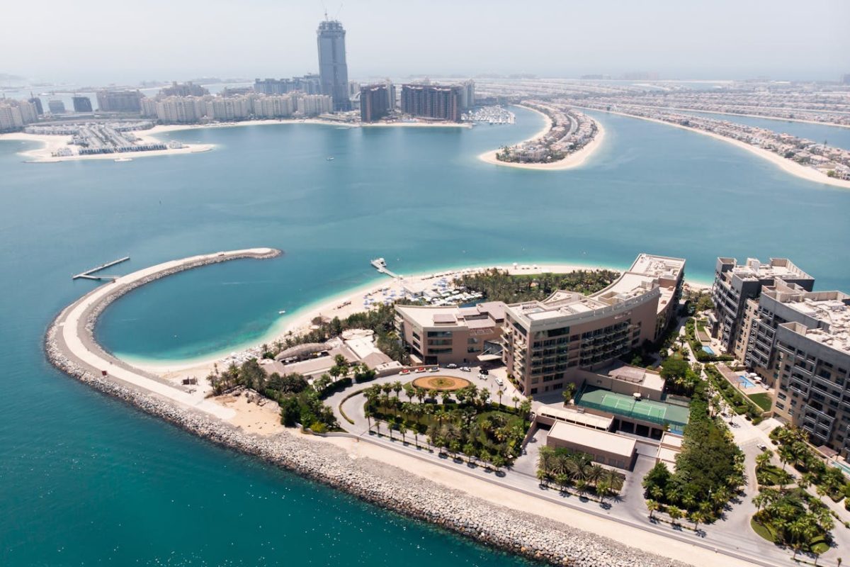 A própria Ilha Gewan possui uma história singular. Inicialmente criada para servir como área de apoio durante a construção do luxuoso distrito de The Pearl, a ilha acabou reaproveitada após o término das obras e transformou-se em um sofisticado complexo residencial e comercial.