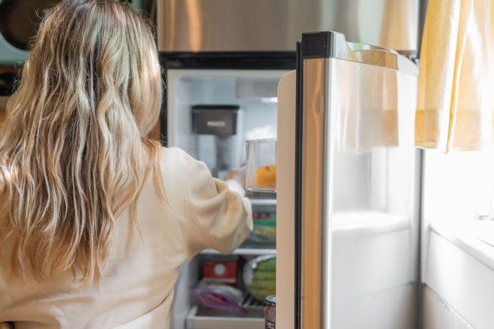 Mulher pega comida na geladeira – Pexels/Kevin Malik