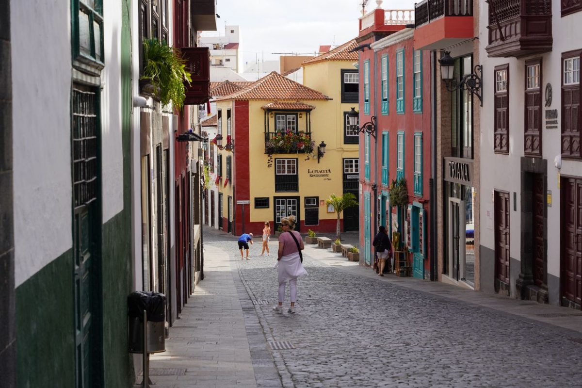 Com cerca de 700 km² de área, La Palma é a quinta maior ilha do arquipélago e possui uma população de aproximadamente 84 mil habitantes. Sua capital é Santa Cruz de La Palma, cidade fundada no século 15 e famosa por suas ruas históricas, edifícios coloniais e varandas de madeira ornamentadas.