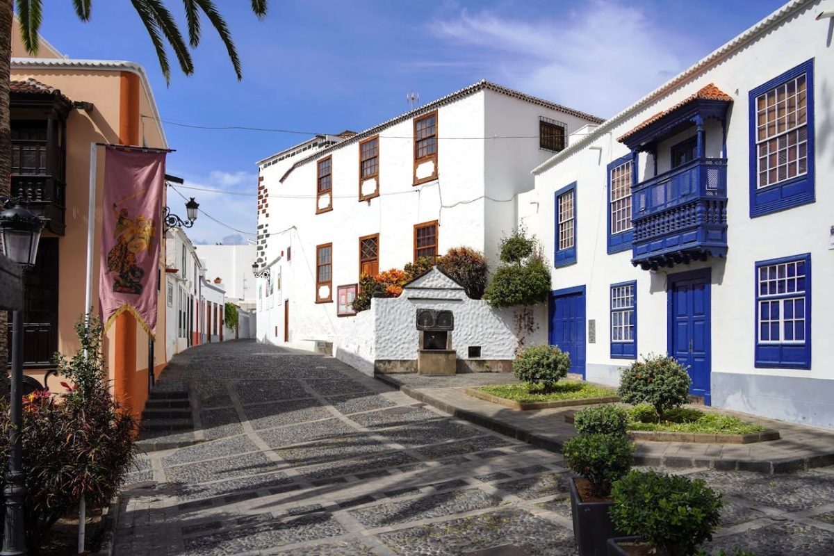 Ao contrário de vizinhas populosas, a ilha resiste ao turismo de massa e preserva uma atmosfera de tranquilidade rústica em meio a suas vilas pacatas. A gastronomia típica reflete esse isolamento geográfico com pratos simples e saborosos, que incluem queijos artesanais, carnes grelhadas e vinhos de caráter mineral único.