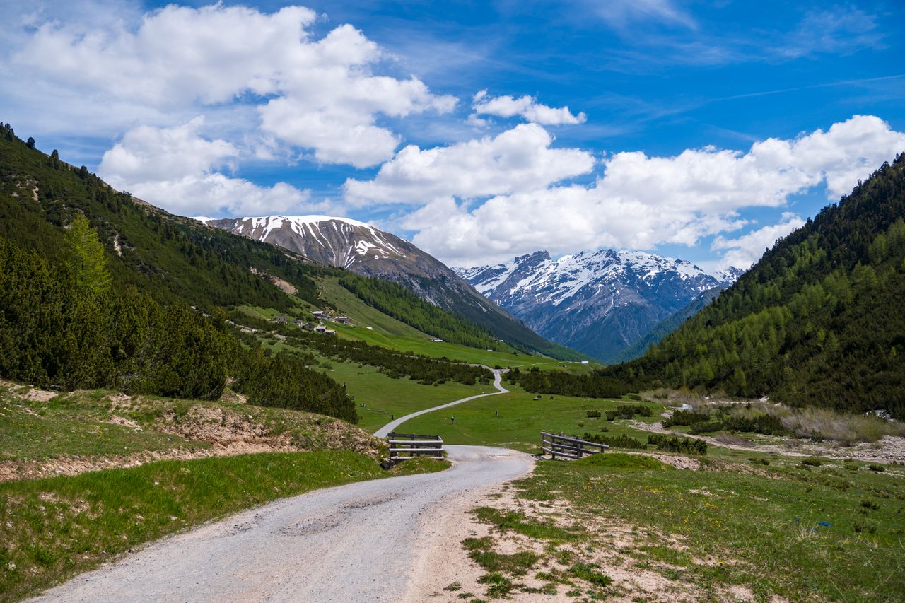 Durante o verão, trilhas e estradas panorâmicas revelam cenários impressionantes, enquanto o inverno transforma a região em um destino procurado para esportes na neve. Além da importância ecológica, o Stelvio possui valor histórico e cultural, com vilarejos alpinos, antigas rotas comerciais e construções que refletem a tradição das comunidades de montanha.