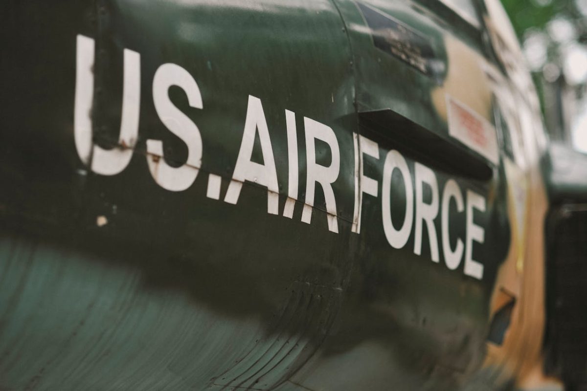 Após concluir os estudos universitários, Shults procurou ingressar na aviação militar, mas encontrou sucessivas recusas. Um recrutador da Força Aérea informou que mulheres não eram aceitas. Em outras tentativas, ouviu argumentos semelhantes e até alegações de que precisaria alcançar resultados superiores aos dos homens para conquistar uma vaga.