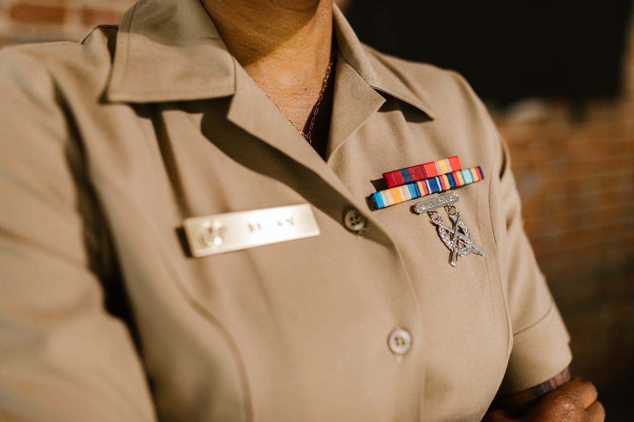 Persistente, ela continuou seus estudos e decidiu tentar novamente. Em meados da década de 1980, finalmente conseguiu ingressar na Marinha dos Estados Unidos, onde iniciou uma trajetória pioneira em um ambiente tradicionalmente masculino.