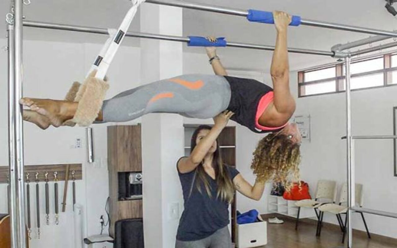 Criado no início do século 20 pelo alemão Joseph H. Pilates (1883 - 1967), o pilates é um método de exercício físico que combina movimentos controlados, respiração e concentração. A prática pode ser realizada tanto no solo quanto em equipamentos específicos, como o reformer, e tem como foco principal o fortalecimento do chamado “centro de força” do corpo, a região que engloba abdômen, lombar e pelve. 

 -  (crédito: Reprodução do Flickr Paraiba Esporte)