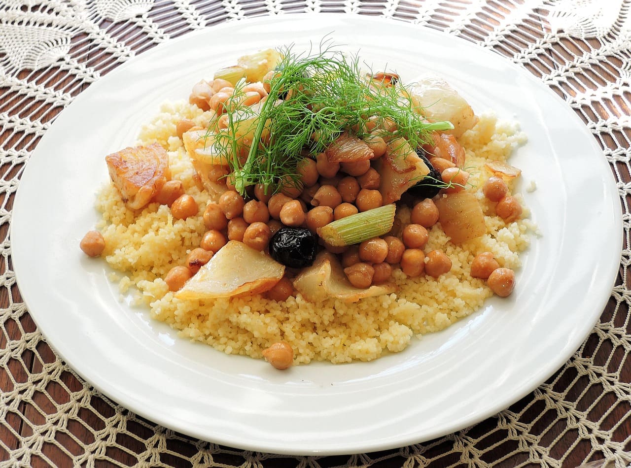 Embora sejam bastante lembrados em pratos tradicionais, grão-de-bico e lentilha também aparecem em saladas, pastas, hambúrgueres vegetais, ensopados e diversas receitas inspiradas em cozinhas de diferentes países.