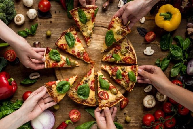 Por que a pizza é redonda, vem em caixa quadrada e é cortada em triângulos? A ciência explicada das pizzarias