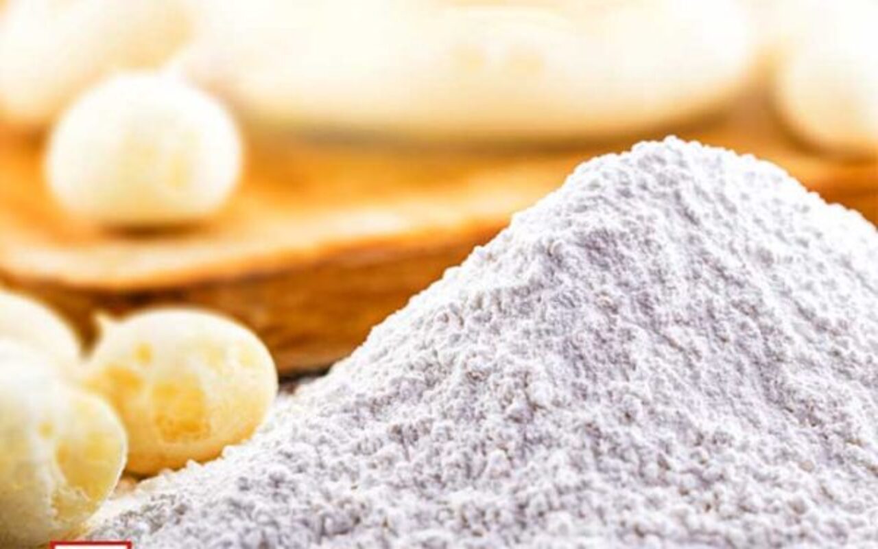 O polvilho é um derivado da mandioca, amplamente utilizado na culinária brasileira, especialmente em receitas tradicionais como o pão de queijo e o biscoito de polvilho. Ele é obtido a partir da extração e decantação do amido presente na raiz, passando por um processo de secagem que resulta em um pó fino e branco. Dependendo do método de processamento, pode ser encontrado nas versões doce e azeda, cada uma com características próprias que influenciam a textura e o sabor dos alimentos. -  (crédito: Reprodução do Instagram @daterraazambuja)