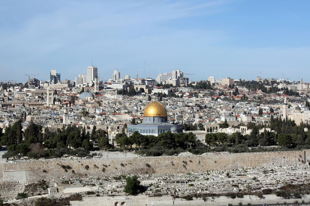 A Mesquita Al-Aqsa está situada dentro da Esplanada das Mesquitas, que também abriga o Domo da Rocha. Esse conjunto arquitetônico forma um dos locais mais emblemáticos de Jerusalém e atrai visitantes de todo o mundo. A proximidade entre os dois edifícios reforça a importância religiosa e cultural da área, tornando-a um centro de fé e identidade.