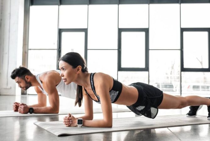 Prancha: o exercício simples que fortalece abdômen, costas e melhora a postura em poucos minutos