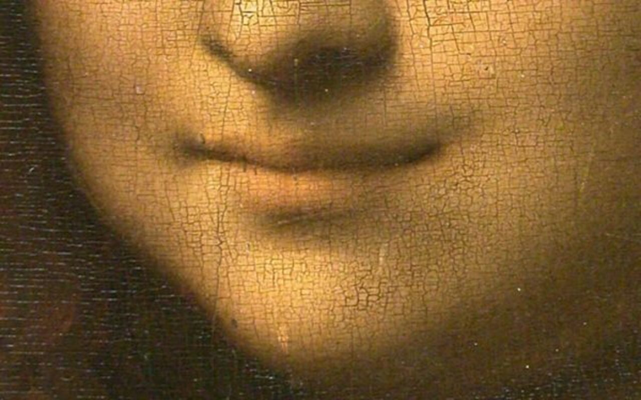 A obra retrata uma mulher com expressão serena e um sorriso enigmático, considerada símbolo do mistério e da perfeição artística do Renascimento italiano.
