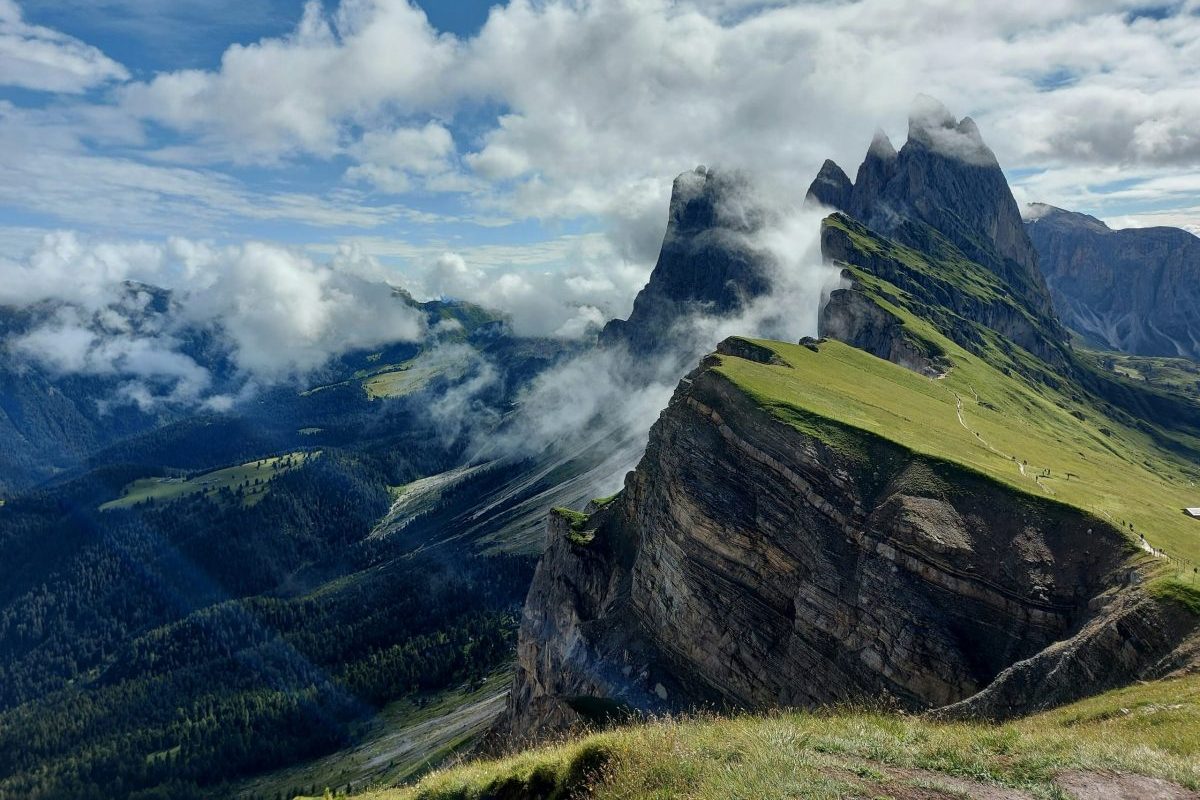 Pouco depois da divulgação, centenas de pessoas enviaram candidaturas atraídas pela combinação entre ciência e a possibilidade de viver temporariamente em uma das paisagens mais impressionantes da Europa. Apesar do cenário privilegiado, o foco principal permanece na coleta de informações que possam ampliar o entendimento sobre os efeitos fisiológicos da altitude.
