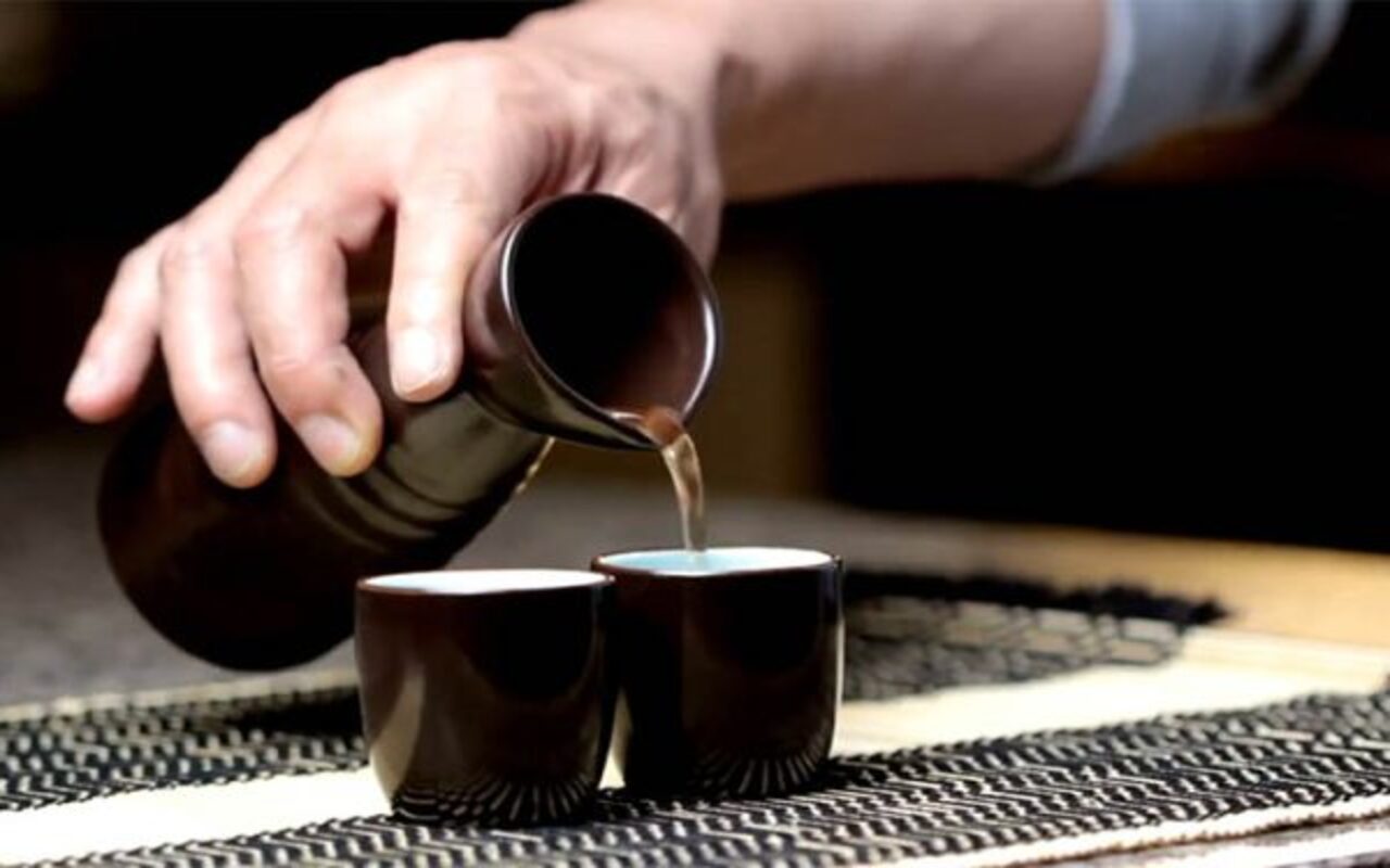 Saquê ou Sakê, bebida alcoólica fermentada tradicional do Japão - Reprodução do Youtube Canal Japão TV