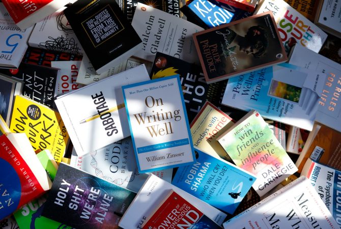 Censura literária: Estados Unidos registram número histórico de livros proibidos em escolas e bibliotecas