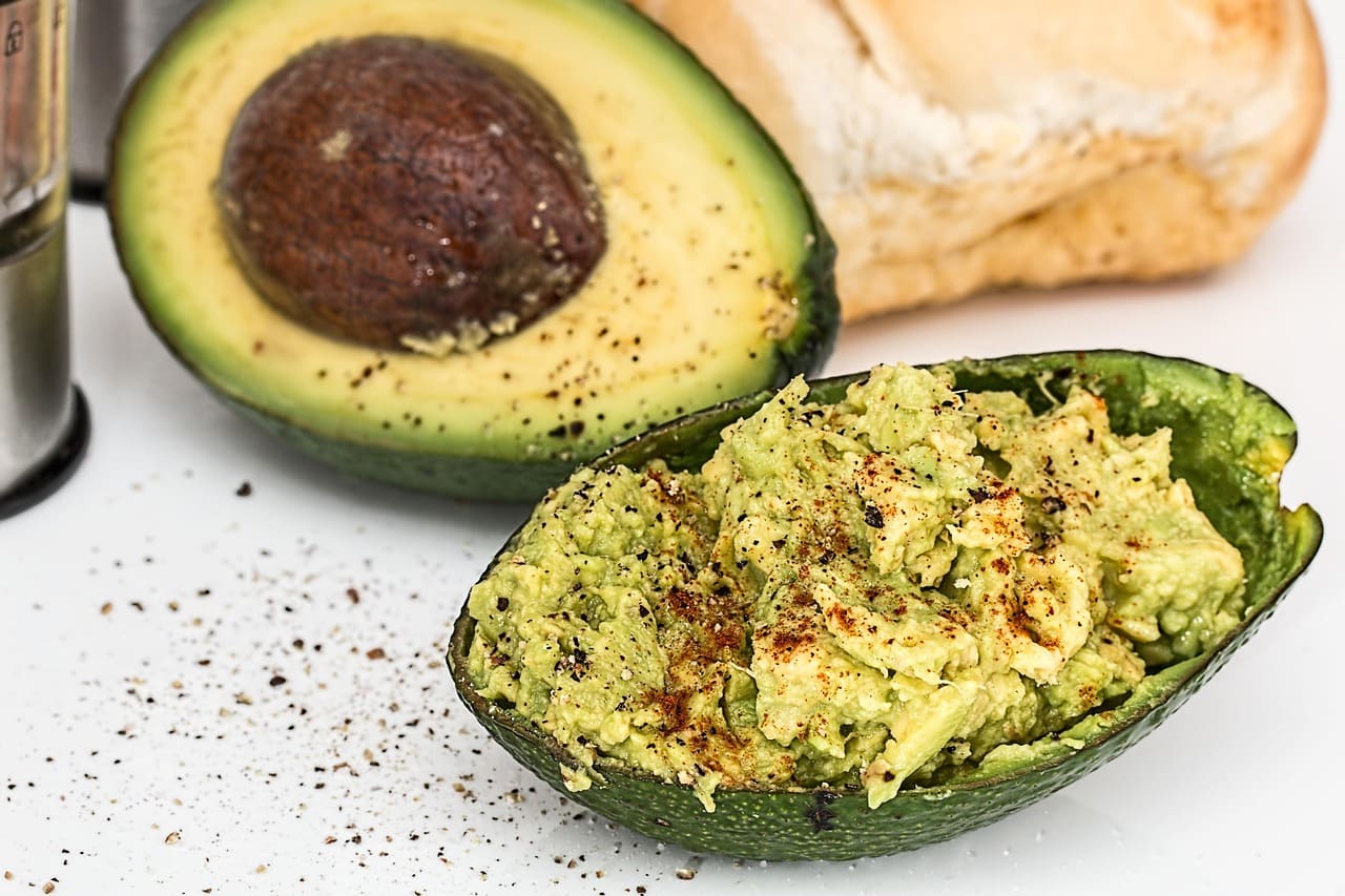 A origem do guacamole remonta às antigas civilizações mesoamericanas, especialmente aos astecas. O próprio nome deriva do idioma náuatle, falado por esse povo, unindo palavras relacionadas ao abacate e ao molho. Ao longo dos séculos, a receita atravessou gerações e permaneceu como um símbolo da gastronomia mexicana
