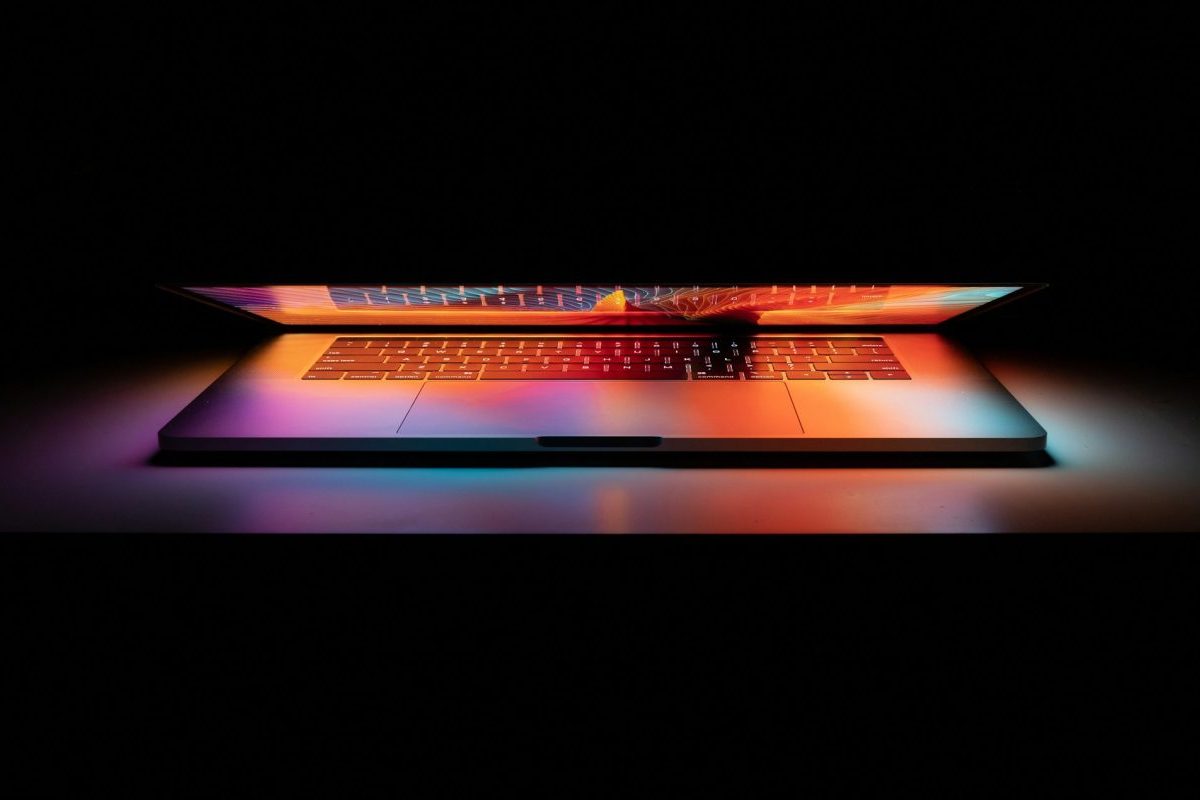 Algumas consultorias do setor alertam que a escassez de determinadas peças pode afetar o mercado global de computadores e pressionar os preços dos novos equipamentos. Além disso, outro tema que desperta debates envolve a privacidade dos usuários.