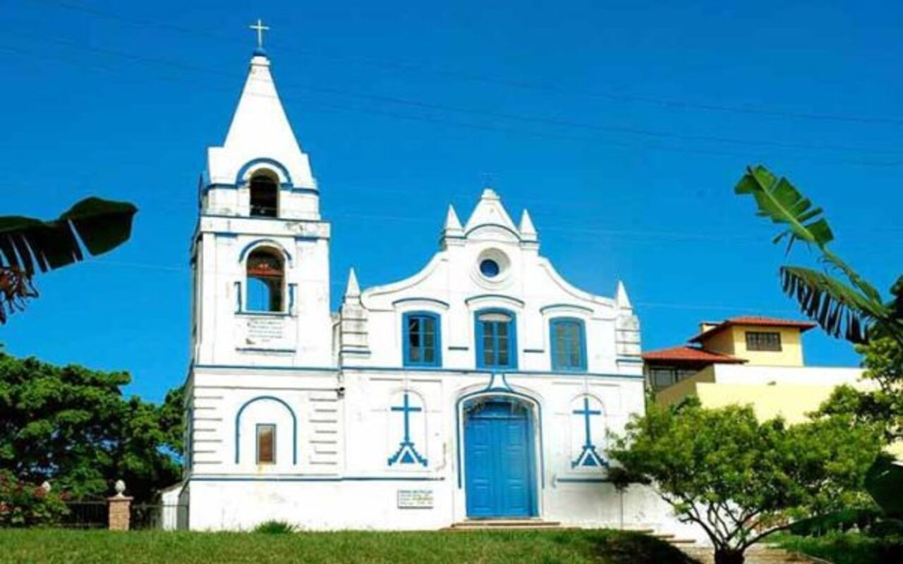 Um dos marcos históricos e religiosos mais antigos de Torres é a Igreja de São Domingos, que se liga às origens do povoamento local. Com arquitetura simples e simbólica, o templo reflete a presença da fé católica na formação da cidade ao longo dos séculos.
