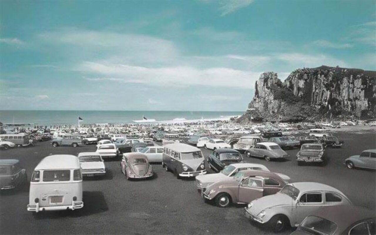 Culturalmente, Torres reflete a diversidade de influências que marcaram sua formação, desde colonizadores açorianos até imigrantes europeus, além das tradições ligadas à pesca e à vida litorânea. Eventos contemporâneos, especialmente os festivais de balonismo, reforçam sua identidade e projetam a cidade nacional e internacionalmente.