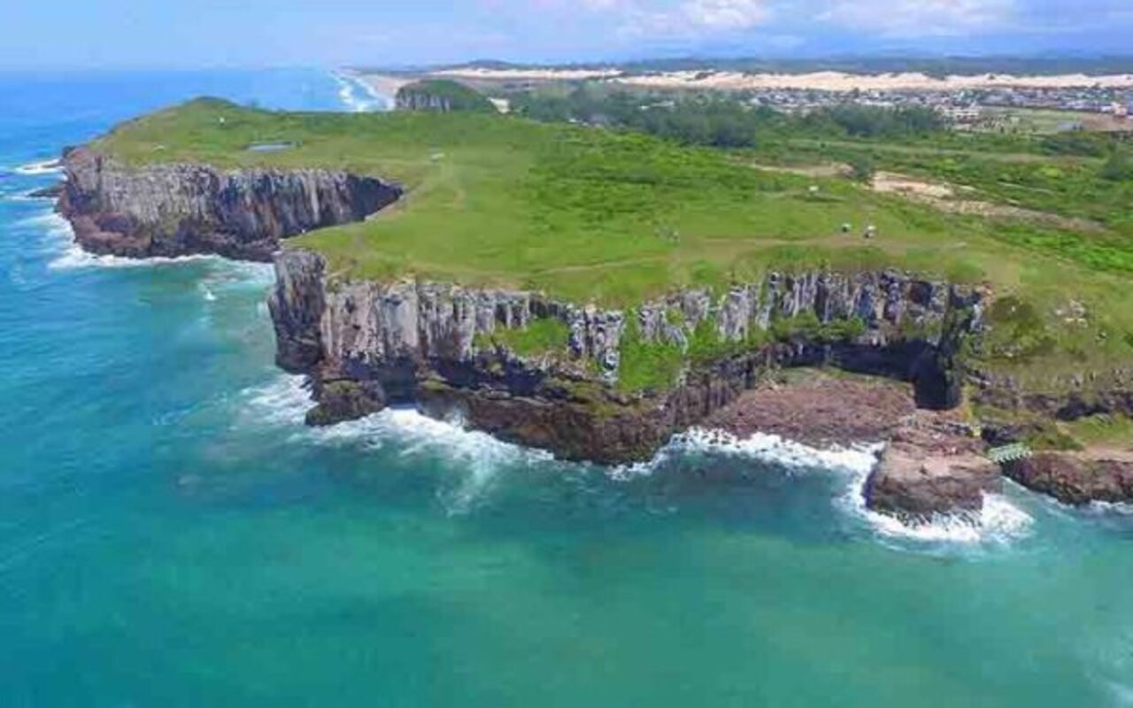 O Morro das Furnas, próximo ao parque, é uma formação rochosa imponente marcada por cavidades naturais. Ele oferece vistas privilegiadas do litoral e do encontro entre as falésias e o oceano. Seu nome remete às “furnas”, grutas e aberturas que tornam o cenário ainda mais dramático e característico da geografia única de Torres. 
