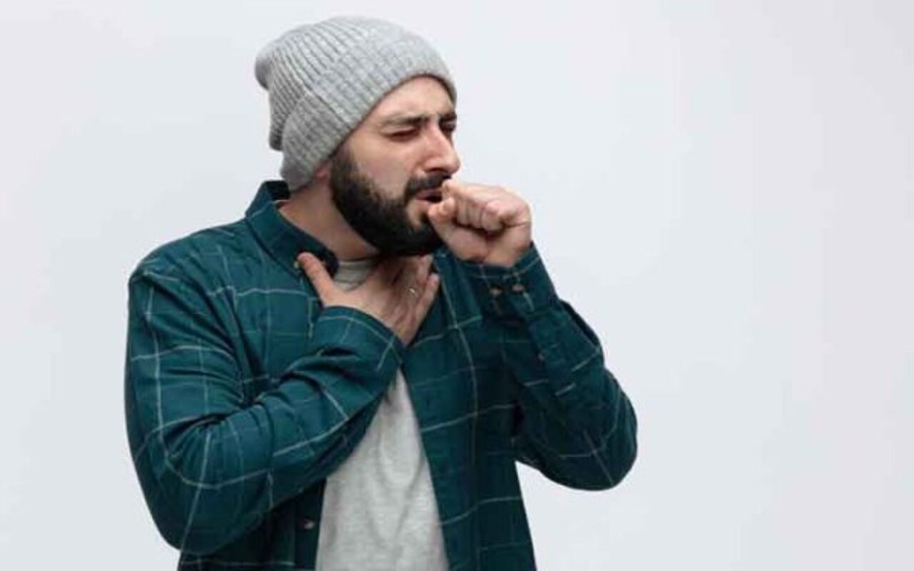 A transmissão ocorre pelo ar, por meio de gotículas liberadas quando uma pessoa infectada tosse, fala ou espirra. Apesar de ser prevenível e tratável, a tuberculose continua sendo um importante problema de saúde pública global. Só em 2024, 1,23 milhão de pessoas morreram no mundo da doença, segundo dados da Organização Mundial da Saúde (OMS).

