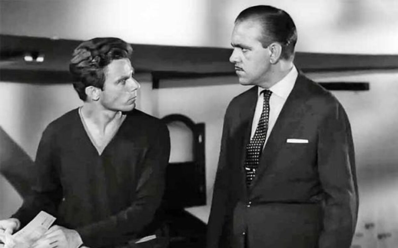 Antes de iniciar a carreira de ator, reginaldo Faria foi assistente de câmera do irmão no filme “Rico Ri à Toa”, em 1957. No segundo filme de Roberto Farias, “No Mundo da Lua” (1958), ele já participou como ator.


