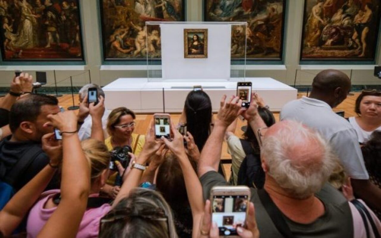 Atualmente, a obra é protegida por um vidro blindado e permanece em uma das áreas mais visitadas do Louvre, atraindo milhões de turistas todos os anos. 