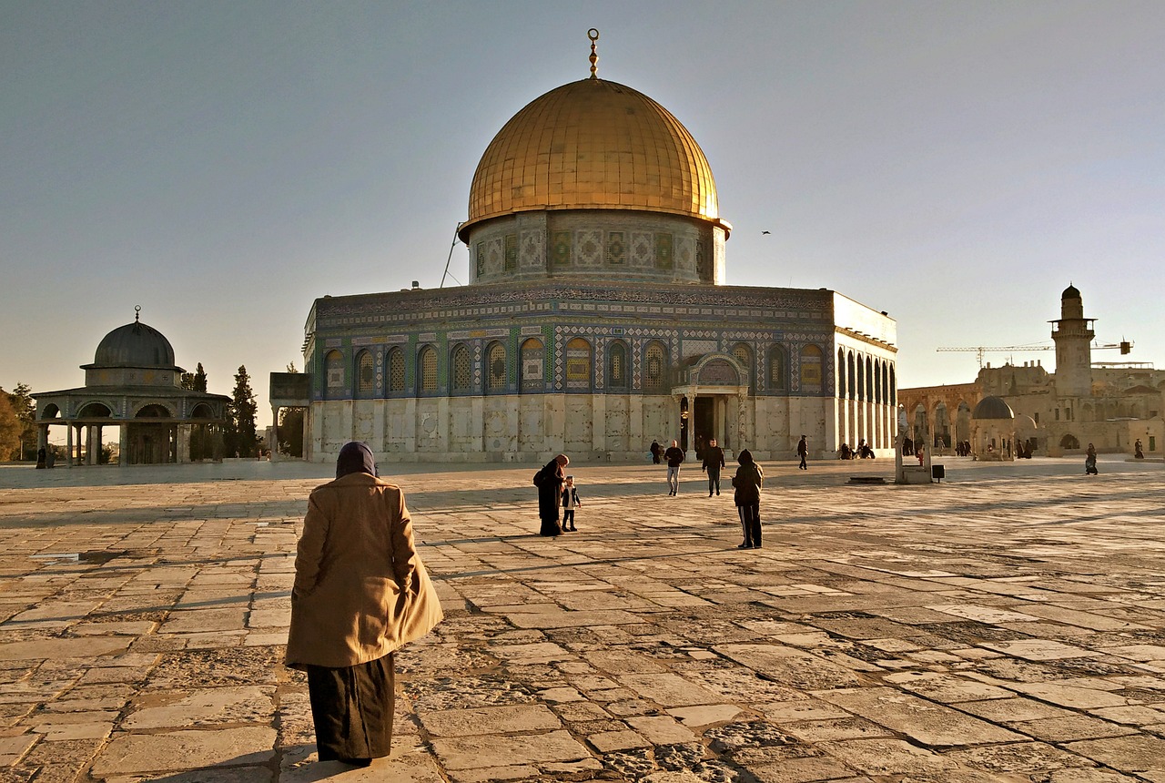 A Mesquita Al-Aqsa é mencionada no Alcorão como parte da jornada espiritual de Maomé. O vínculo textual reforça sua sacralidade e a torna referência para milhões de muçulmanos em todo o mundo. O espaço é visto como ponto de conexão direta entre revelação e prática da fé, fortalecendo sua relevância universal e histórica.