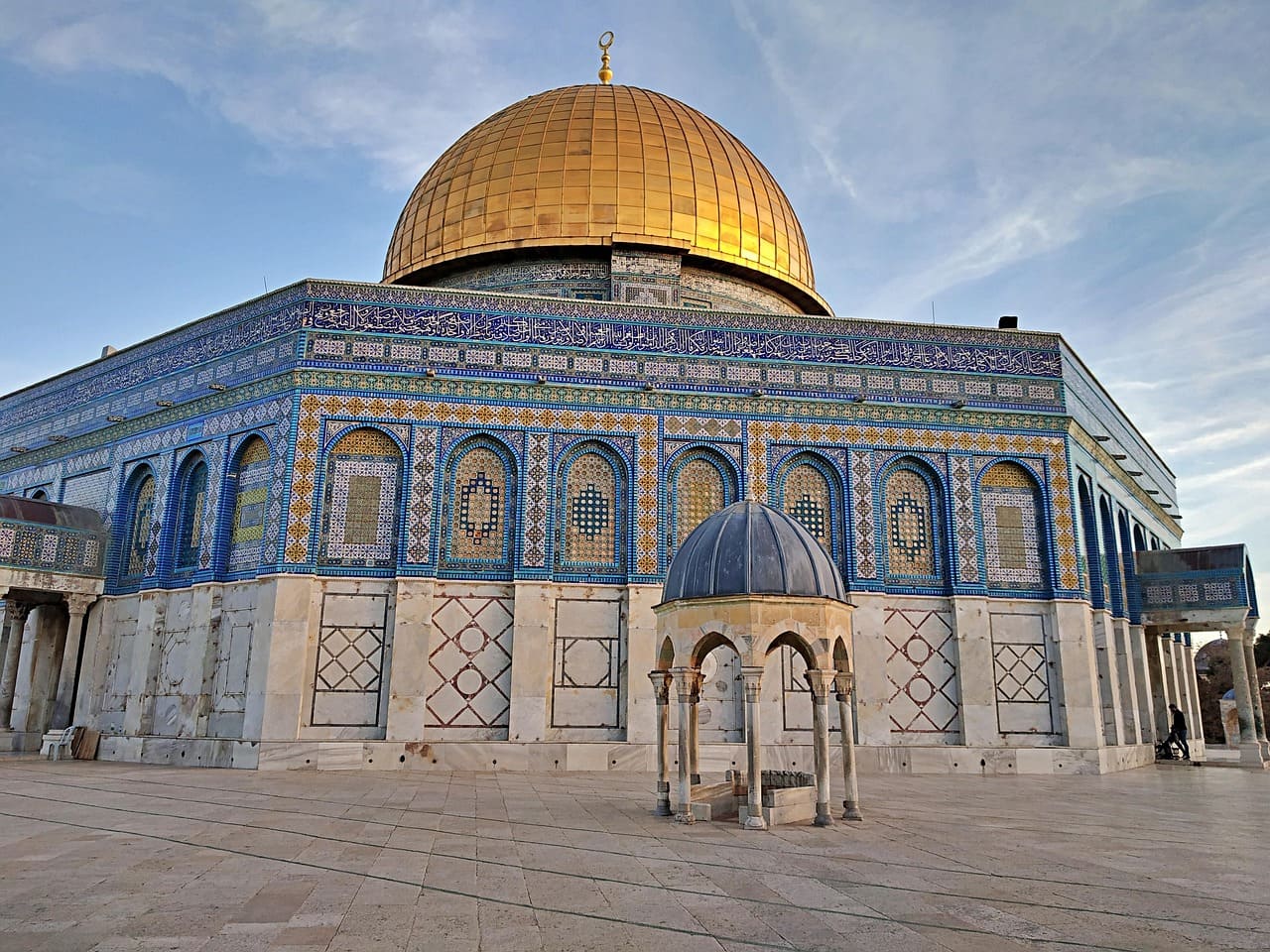 Ao longo dos séculos, a Mesquita Al-Aqsa enfrentou destruições e reconstruções devido a terremotos e conflitos. Cada restauração buscou preservar sua essência espiritual e histórica, mantendo viva sua importância. A resiliência do local reforça seu papel como símbolo de continuidade da fé islâmica e da resistência cultural de Jerusalém.
