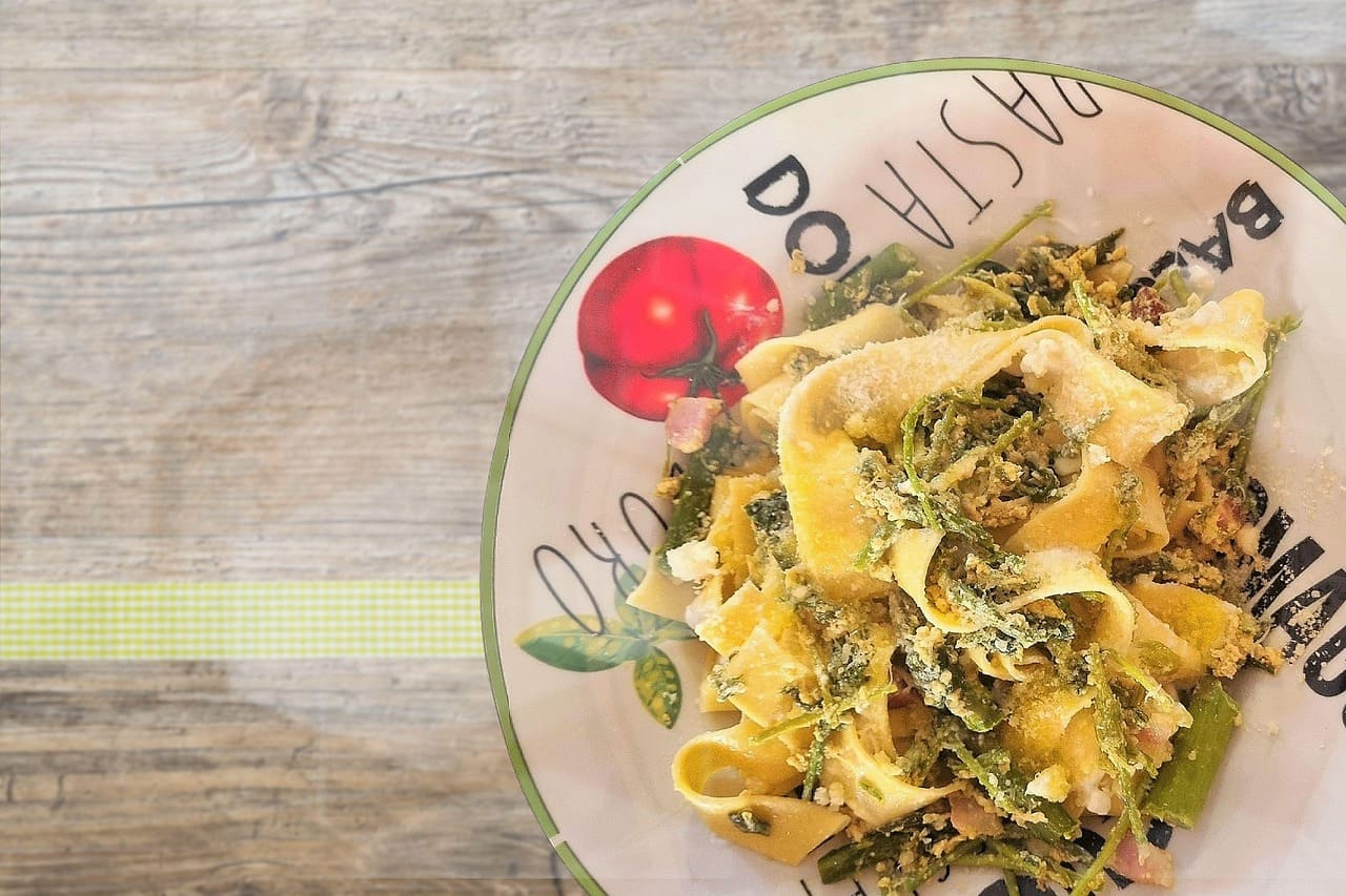 Pappardelle
Conhecida pelas largas tiras de massa, é uma das especialidades da Toscana. Sua largura permite acompanhar molhos mais densos e preparações à base de carnes cozidas lentamente.