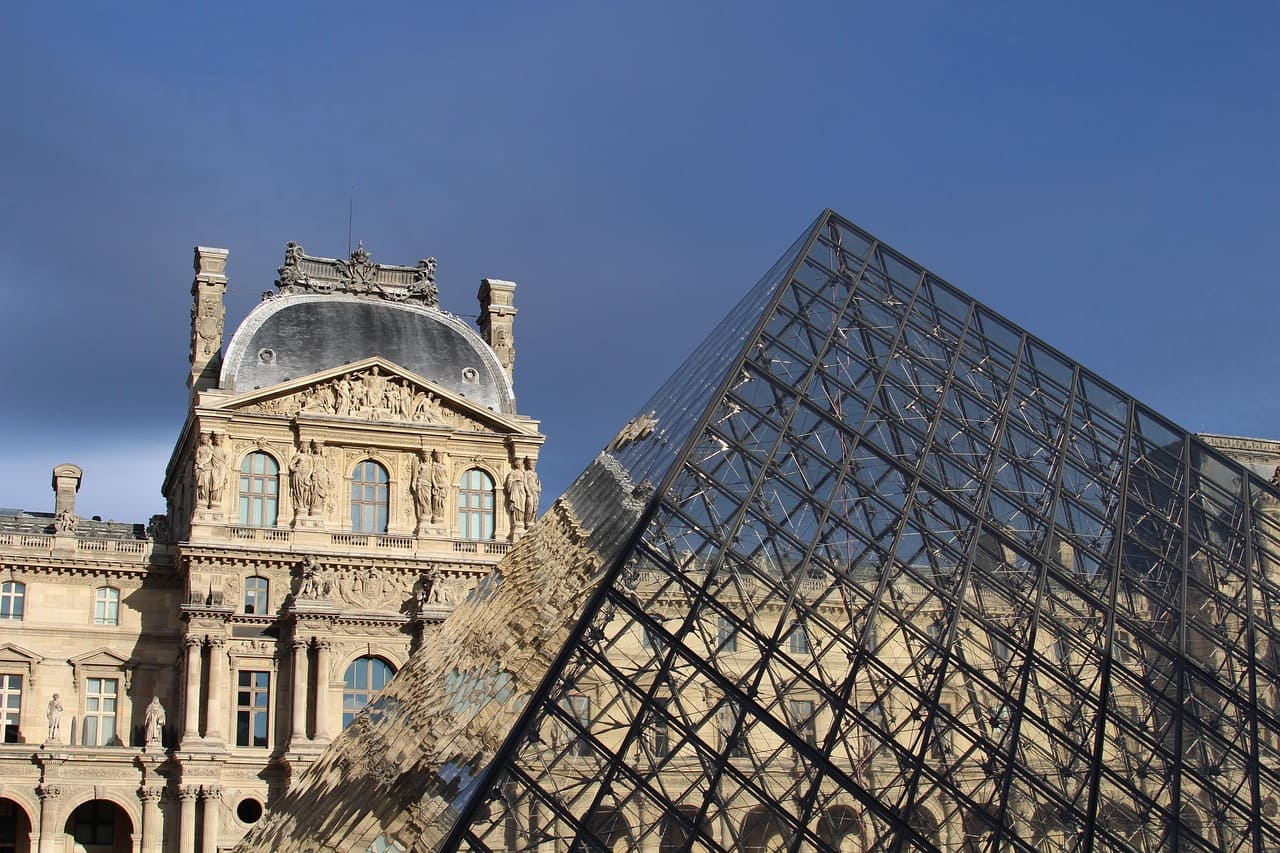 O arquiteto I. M. Pei foi escolhido após um processo seletivo internacional, e sua proposta se destacou pela ousadia e clareza conceitual, acreditando que o Louvre precisava de uma intervenção prática e simbólica. A pirâmide representava essa síntese, unindo funcionalidade e impacto visual. Pei deixou sua marca definitiva na paisagem parisiense, e sua obra é lembrada como um gesto de coragem arquitetônica.

