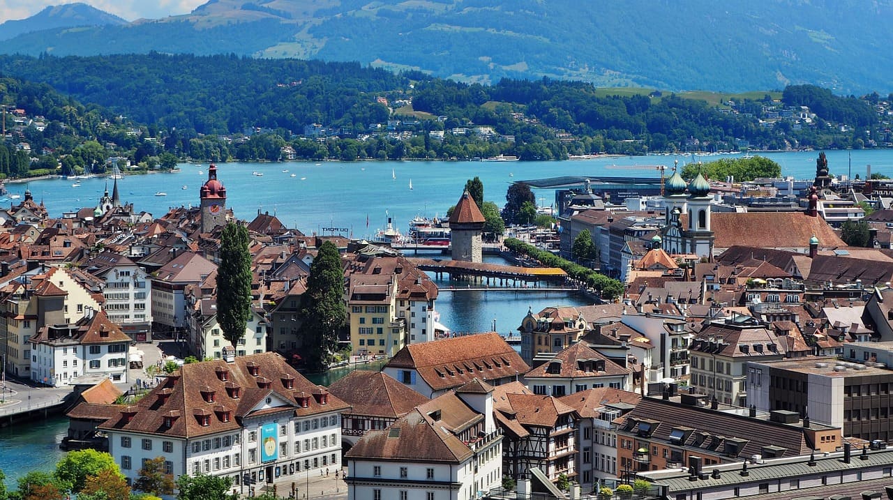 Lucerna, situado no coração da Suíça, é uma cidade que encanta pela combinação de paisagens naturais e riqueza histórica. O Lago de Lucerna, cercado por montanhas imponentes, é um dos cartões-postais mais admirados da Europa e inspira visitantes em todas as estações. O centro histórico preserva pontes medievais, praças e fachadas coloridas que revelam séculos de tradição. A vida cultural é intensa, com festivais de música, museus renomados e eventos que atraem público internacional. A infraestru -  (crédito: Imagem de Werner Sidler por Pixabay)