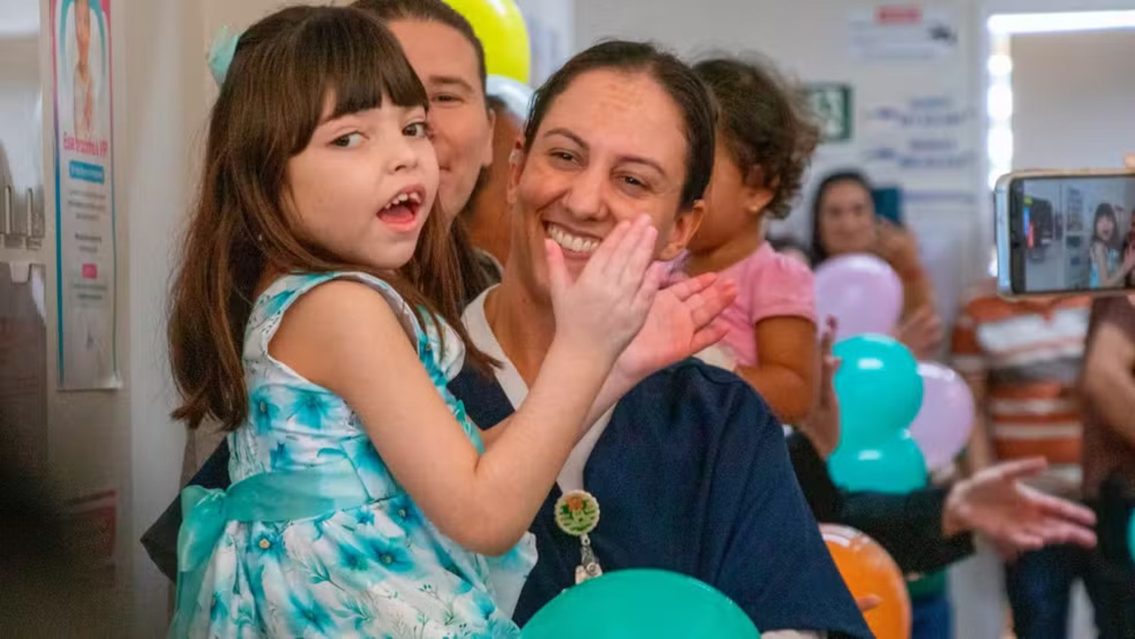 A história de Maria Clara Moreira de Oliveira emocionou profissionais de saúde e milhares de pessoas ao redor do país. Aos 7 anos, a menina recebeu alta do Hospital da Criança e Maternidade (HCM), em São José do Rio Preto, no interior paulista, após passar toda a vida internada desde o nascimento. A saída do hospital marcou o início de uma nova etapa que parecia impossível durante muitos anos. -  (crédito: Divulgação HCM)