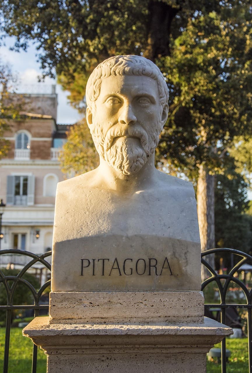 Já Pitágoras e sua escola viam nos números a essência da realidade. O famoso teorema é apenas parte de um pensamento que unia matemática, música e cosmologia, mostrando que a ordem numérica refletia a ordem universal.