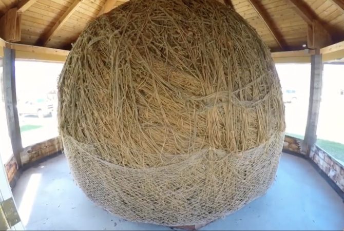 Bola de barbante de quase 8 toneladas feita por uma única pessoa ao longo de 29 anos virou atração turística nos Estados Unidos