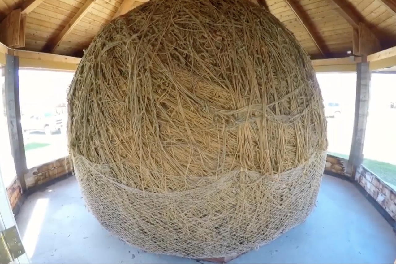 Uma enorme esfera feita inteiramente de barbante transformou uma pequena cidade do estado de Minnesota em um destino turístico conhecido em todo os Estados Unidos. Localizada em Darwin, a obra chama atenção pelo tamanho impressionante: pesa cerca de 7,9 toneladas, mede aproximadamente quatro metros de diâmetro e possui mais de 12 metros de circunferência. -  (crédito: Reprodução/YouTube WCCO - CBS Minnesota
)
