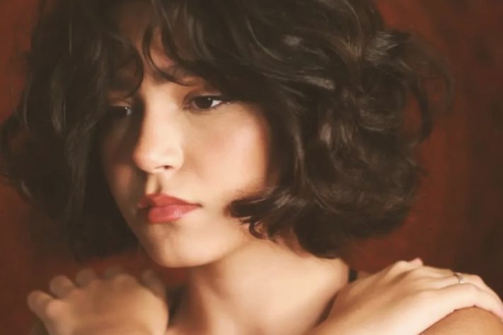 Cantora goiana Maria Froes faz sucesso no exterior com músicas que misturam diversos estilos – Reprodução @froesmari