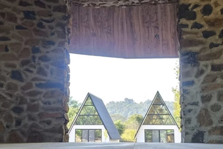 Casa de pedra parece um castelo medieval e foi erguida sem experiência em construção – Arquivo Pessoal/Divulgação