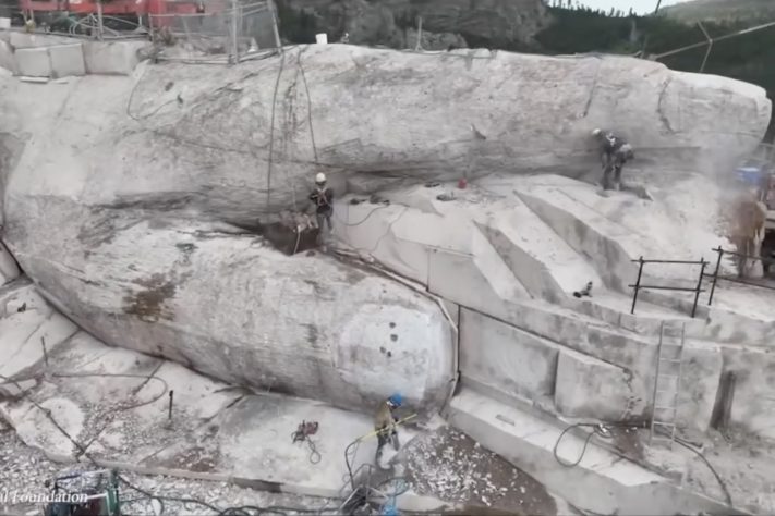 Escultura em montanha de Dakota do Sul homenageia líder indígena Cavalo Louco – Reprodução