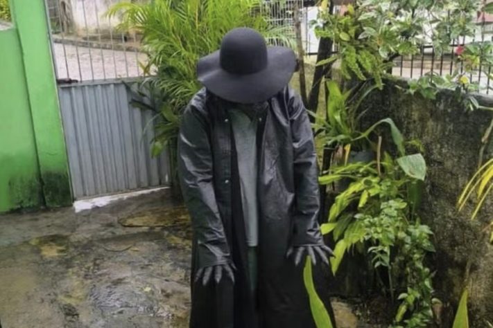 Homem se fantasia de 'Olhos Famintos' de madrugada, assusta moradores e é levado para delegacia em Pernambuco – Reprodução/Polícia Militar