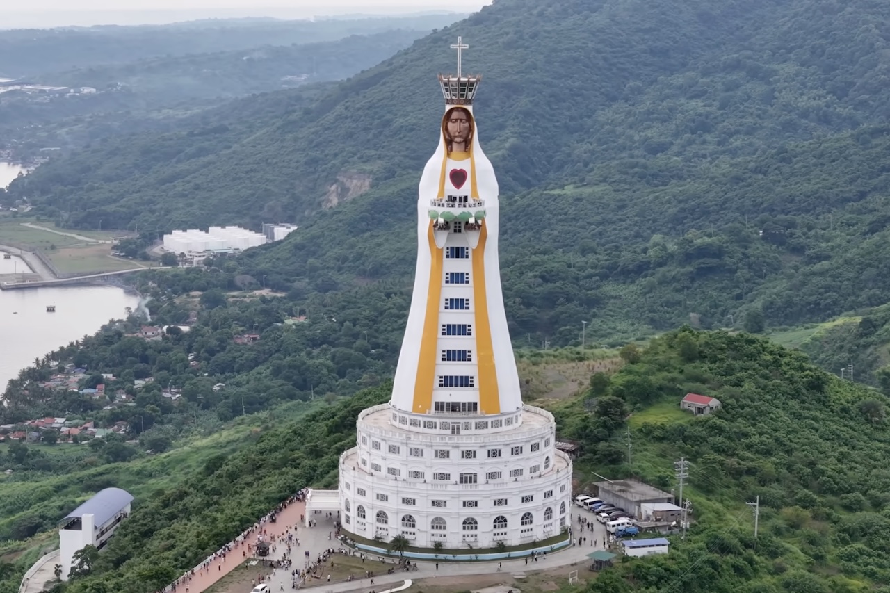 Maior estátua da Virgem Maria do mundo atrai curiosos nas Filipinas – Reprodução/YouTube J4