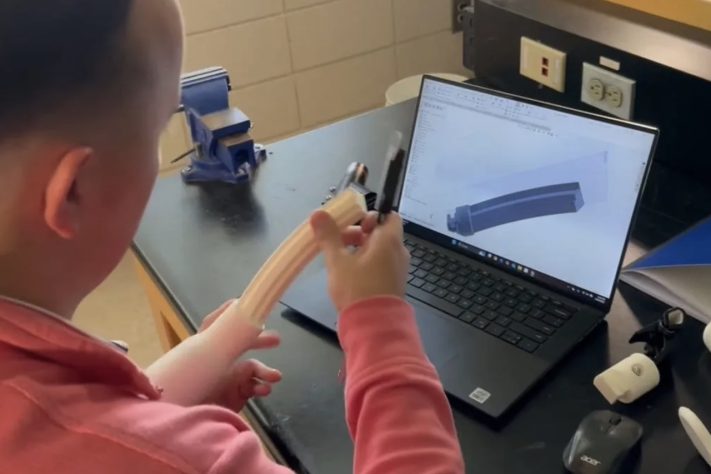 Projeto universitário transforma rotina de menina com prótese personalizada – Reprodução/Bob Jones University