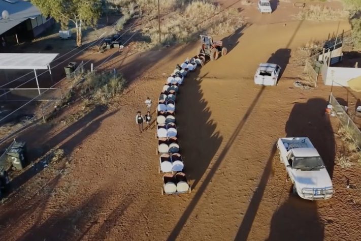 Tambores velhos viram transporte escolar e mudam a rotina de crianças em comunidade remota da Austrália – Reprodução