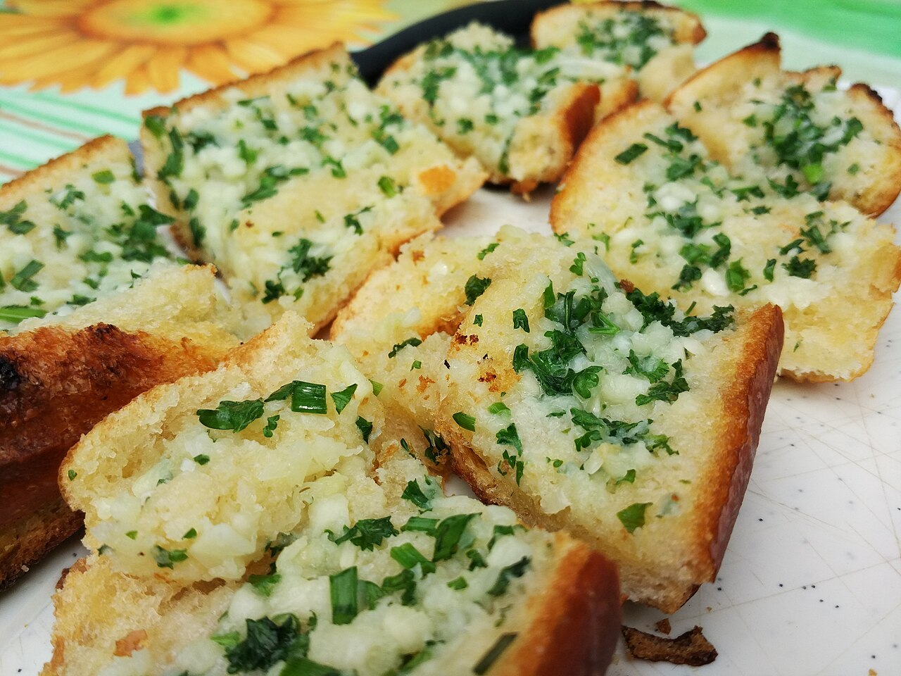 Embora a churrasqueira seja a forma mais tradicional de preparo, o pão de alho também pode ser feito no forno convencional e na air fryer, mantendo boa parte da crocância quando preparado corretamente.