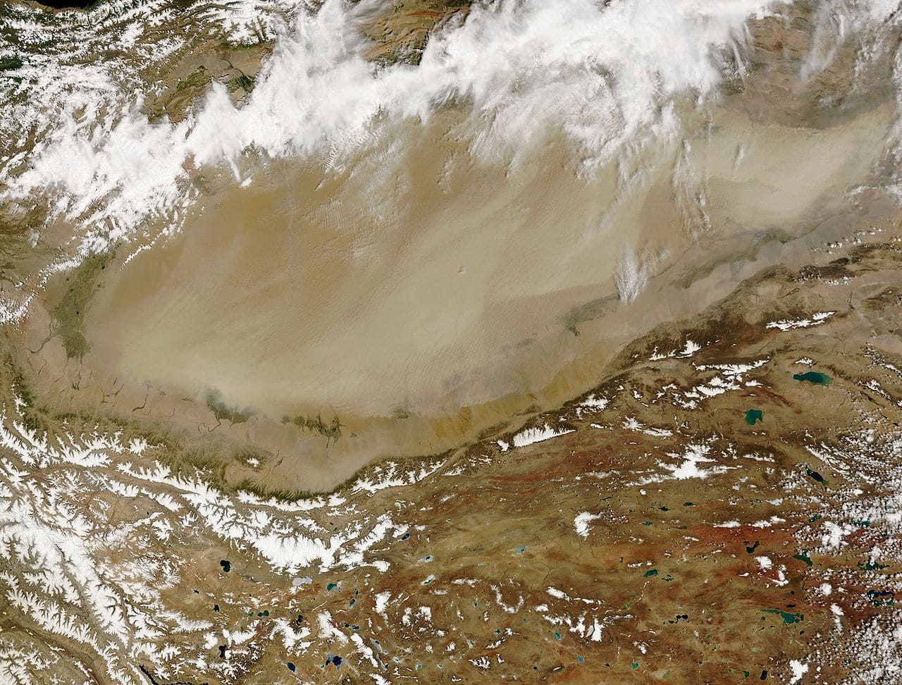 O Deserto de Taklamakan ocupa a maior parte da Bacia de Tarim, cobrindo aproximadamente 337 mil km². Ele é cercado por algumas das cadeias de montanhas mais altas da Terra, incluindo o Kunlun ao sul, o Pamir a oeste e o Tian Shan ao norte.