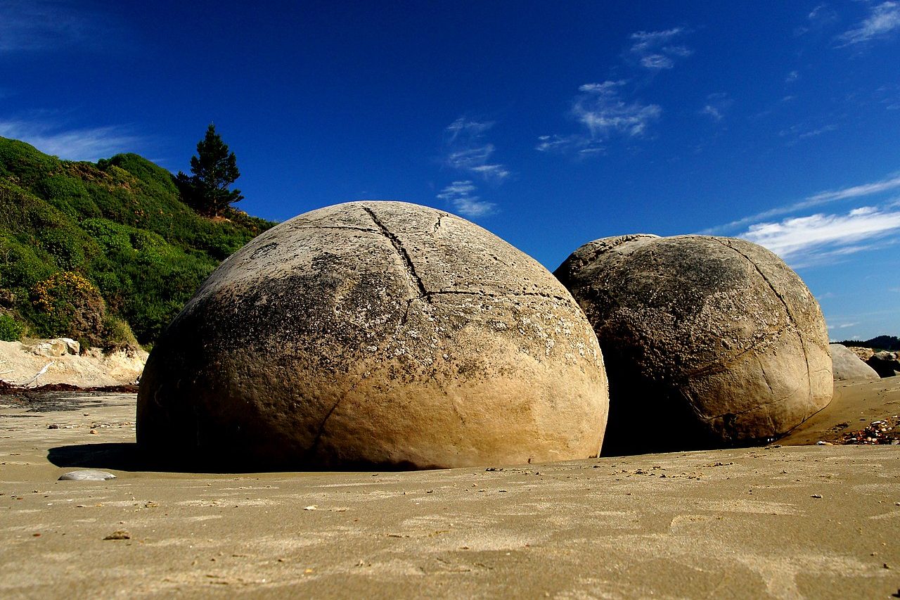 Atualmente, as Moeraki Boulders permanecem protegidas em uma reserva científica, enquanto a erosão costeira continua a revelar novas esferas escondidas no penhasco. A cada bloco que surge na praia, a natureza reforça que algumas de suas obras mais impressionantes nasceram da combinação entre tempo, pressão, processos químicos e milhões de anos de transformação.
